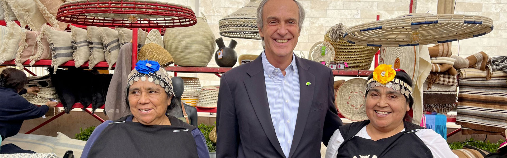 Primeros Pueblos participa del día de los patrimonios junto a artesanas del sur de chile