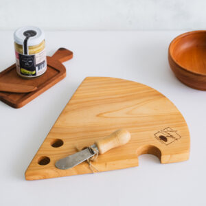 tabla queso con cuchillo y contexto