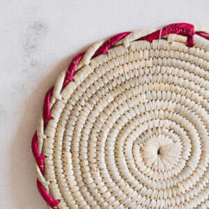 aduja con espiral rojo detalle con fondo