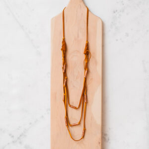Collar café con conos de cuero cocidos a mano_