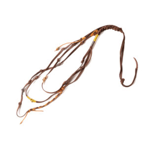 Collar café con nudos de macramé embarrilado con hilos