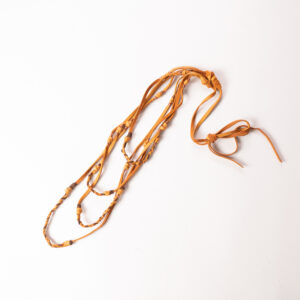 Collar mostaza con hilos de cobre