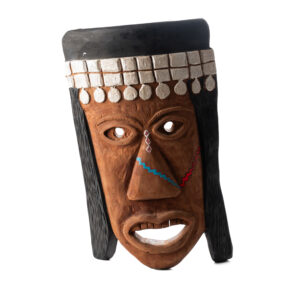 Máscara nativa de madera con diseño de colores