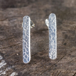 Aros de plata con textura rústica