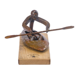 escultura hombre kayak