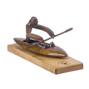 escultura hombre kayak