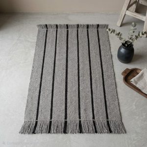Bajada de cama gris con negro 138x73 cm.