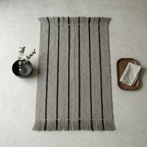 Bajada de cama gris con negro 141x72 cm.